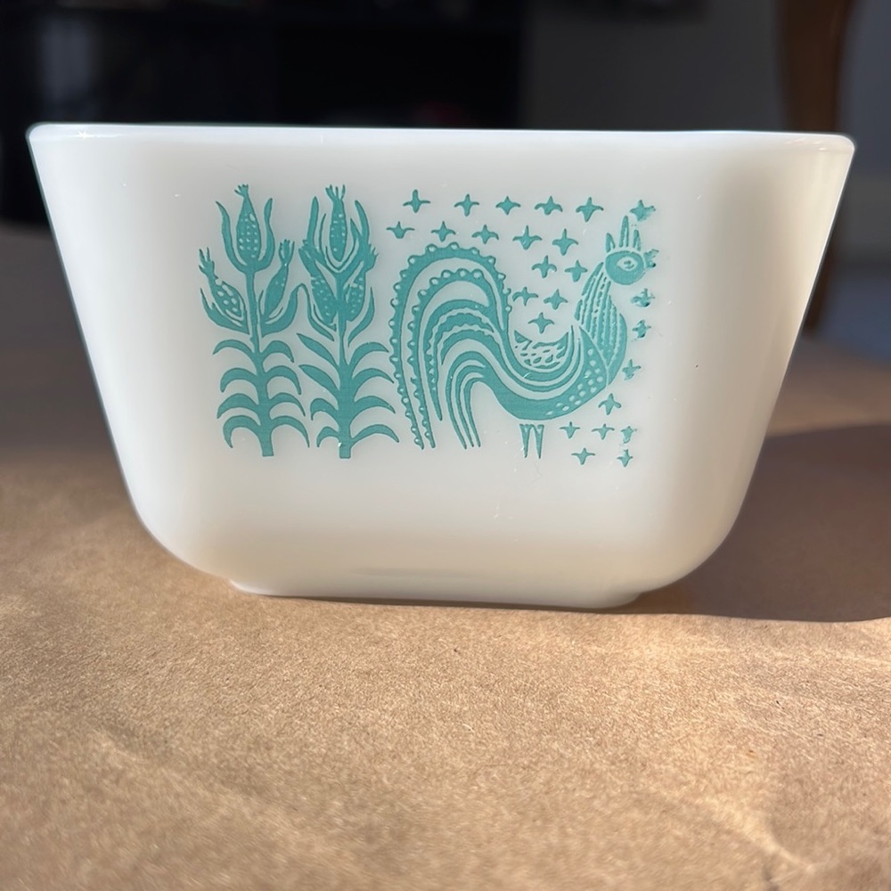 Pyrex Vintage 1.5 cup bowl. Pattern 501 Amish Butterprint Rooster.